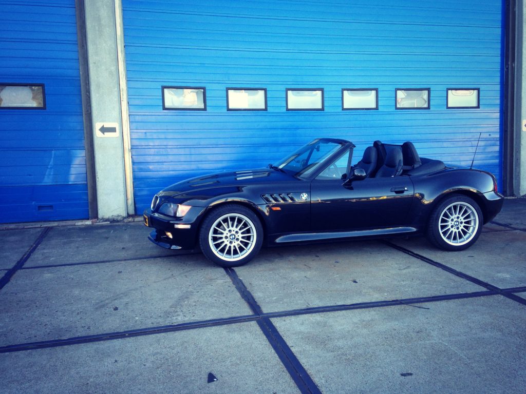 BMW Z3 2.8 Roadster, driekwart van voren tegen een donkere gevel