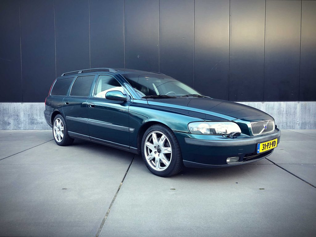 Volvo V70 T5, driekwart van voren tegen een donkere gevel