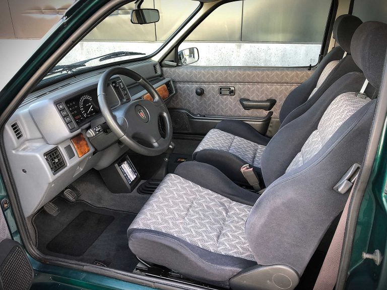 Interieur voorin met grijs-blauwe bekleding