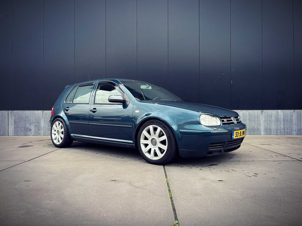 Volkswagen Golf GTI 2.3 V5, driekwart van voren tegen een donkere gevel
