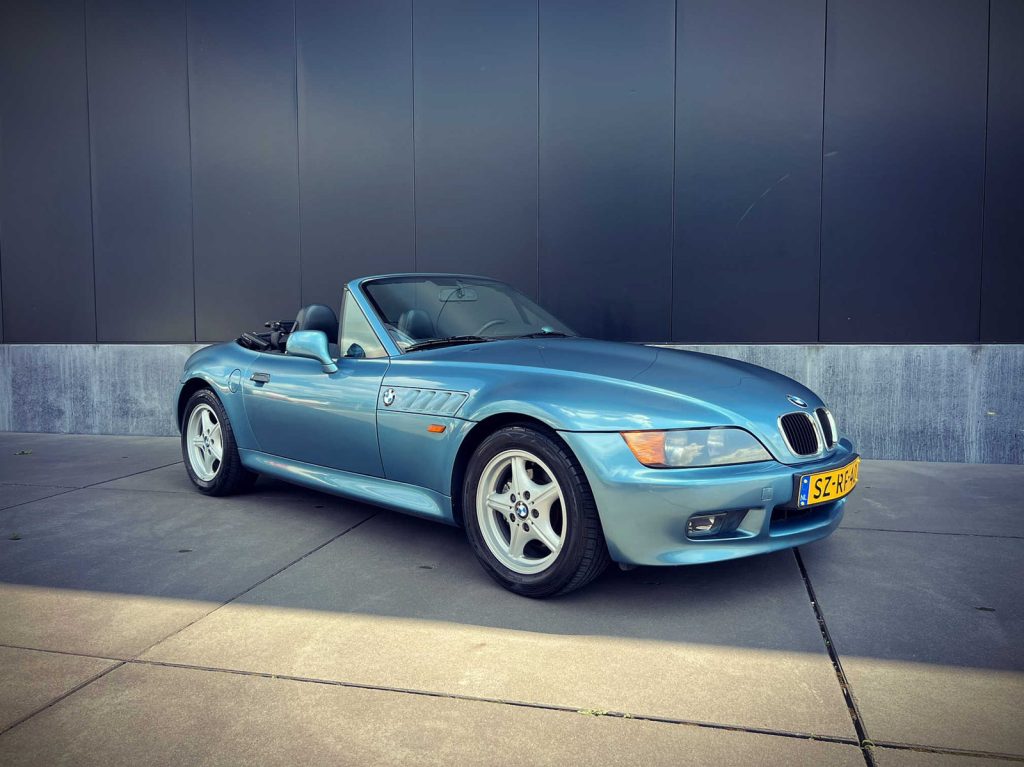 BMW Z3 1.9 roadster, driekwart van voren tegen een donkere gevel