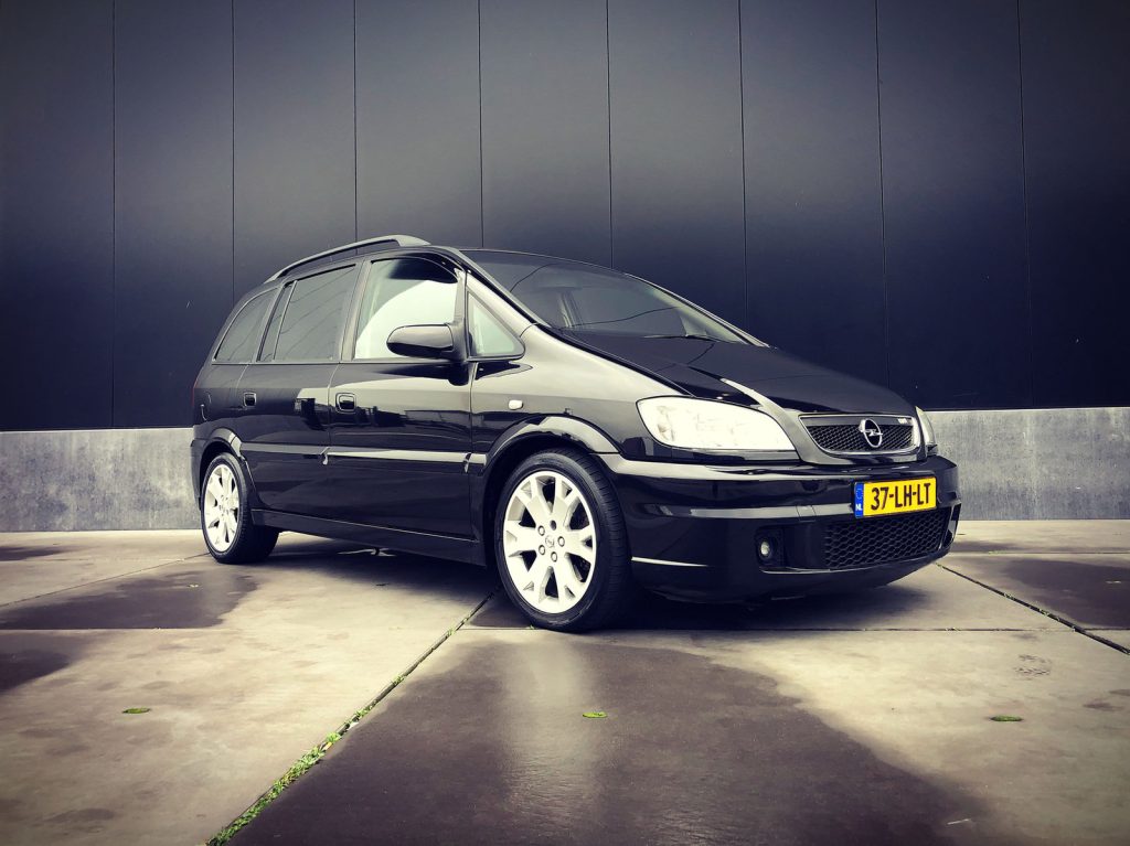 Opel Zafira OPC 2.0 16V Turbo, driekwart van voren tegen een donkere gevel