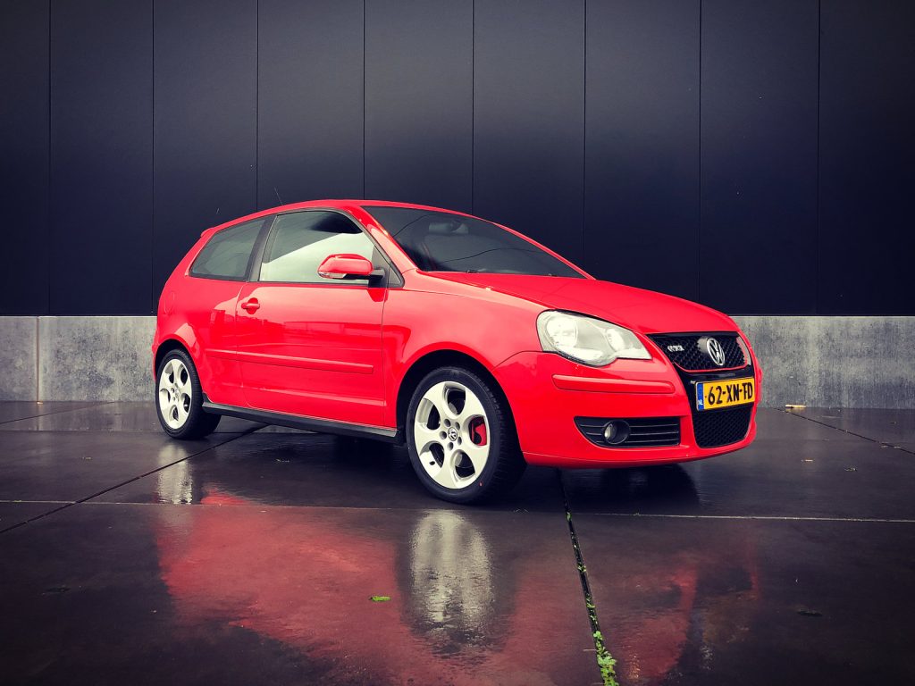 Volkswagen Polo GTI, driekwart van voren tegen een donkere gevel
