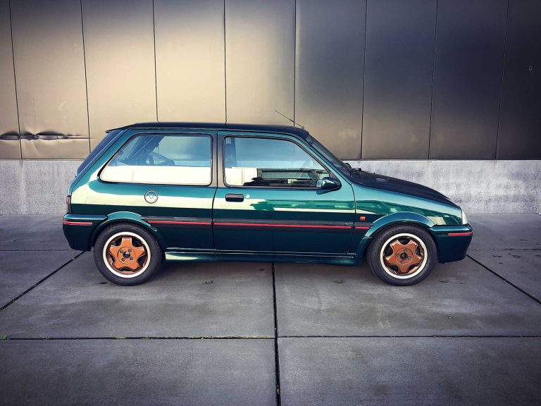 Rover 114 GTi 16v MPi van opzij met bronskleurige velgen