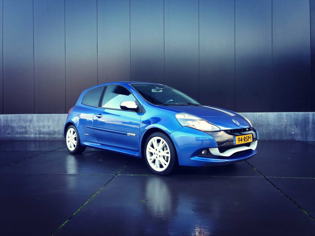 Renault Clio RS Gordini, driekwart van voren tegen een donkere gevel