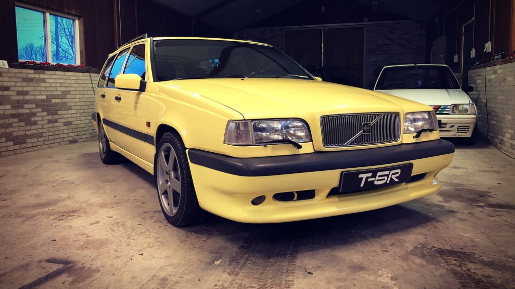 Volvo 850 T-5R, driekwart van voren tegen een donkere gevel