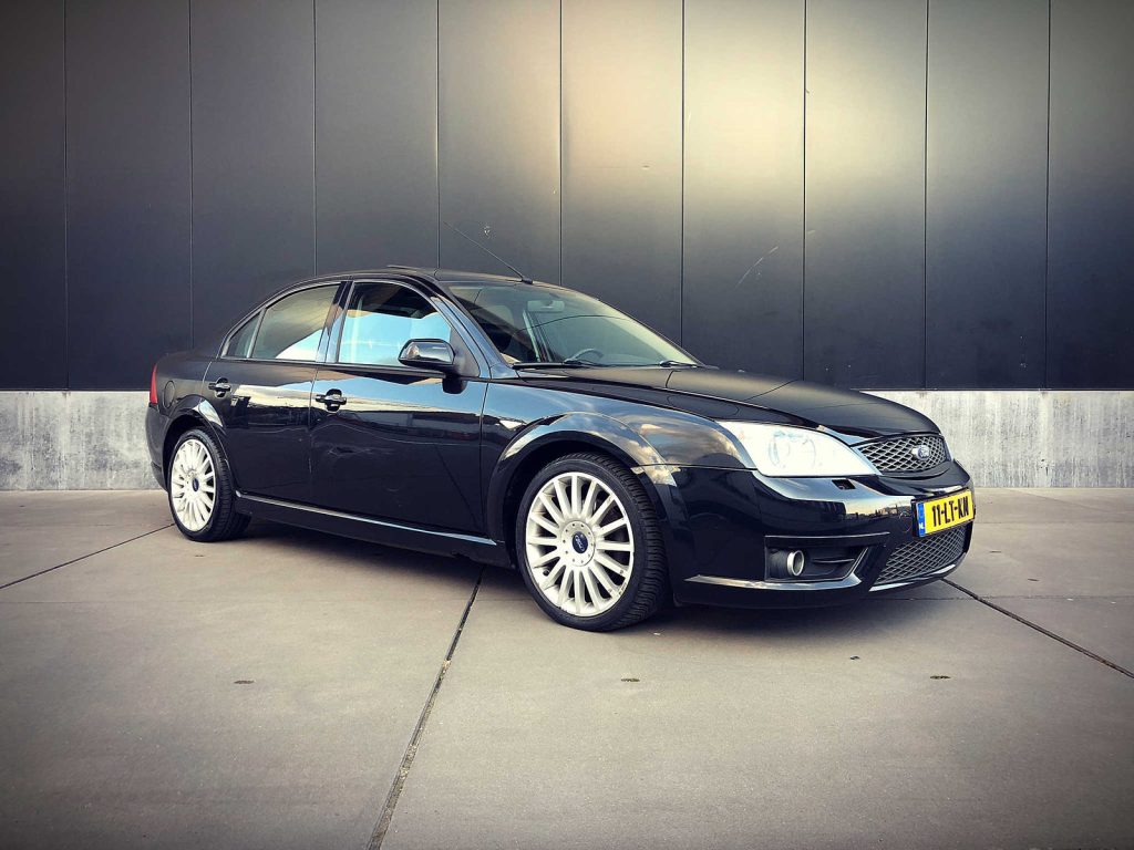 Ford Mondeo ST220, driekwart van voren tegen een donkere gevel