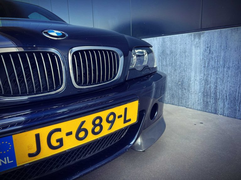 Neus en grille van de BMW M3 E46 met CSL-bumper