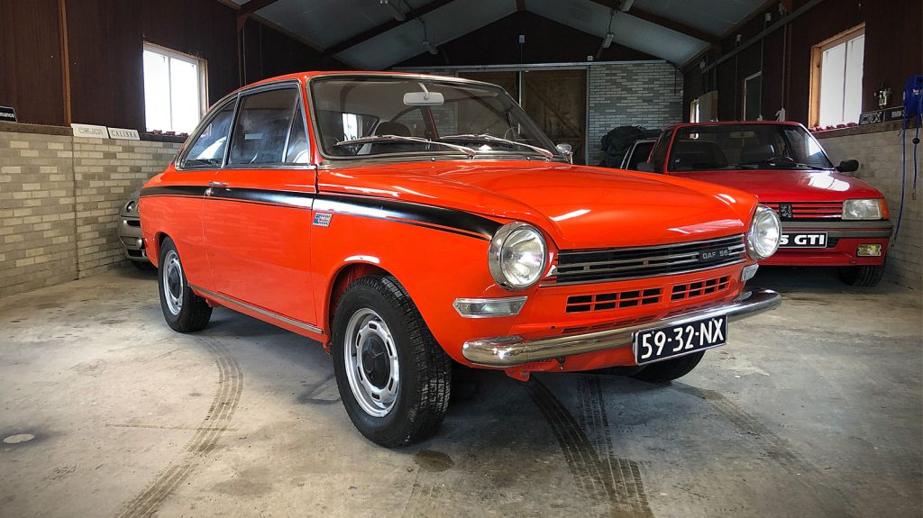 Daf 55 Marathon Coupe, driekwart van voren tegen een donkere gevel