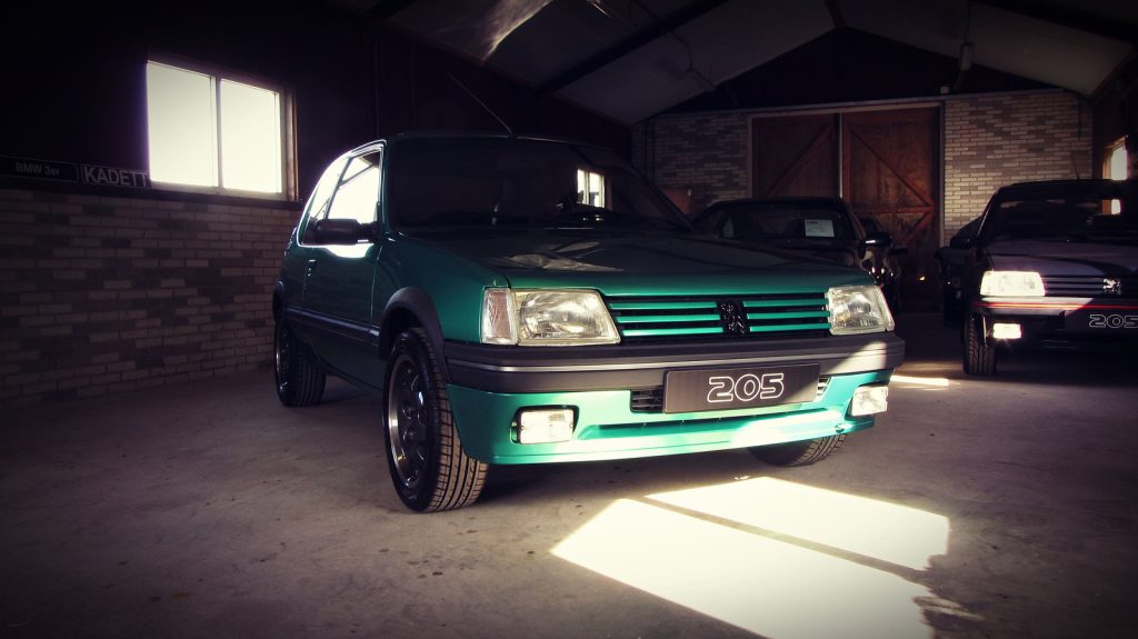 Peugeot 205 Griffe 1.9, driekwart van voren tegen een donkere gevel