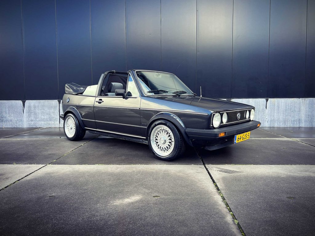 Volkswagen Golf Cabriolet 1.6 GLS AUT, driekwart van voren tegen een donkere gevel