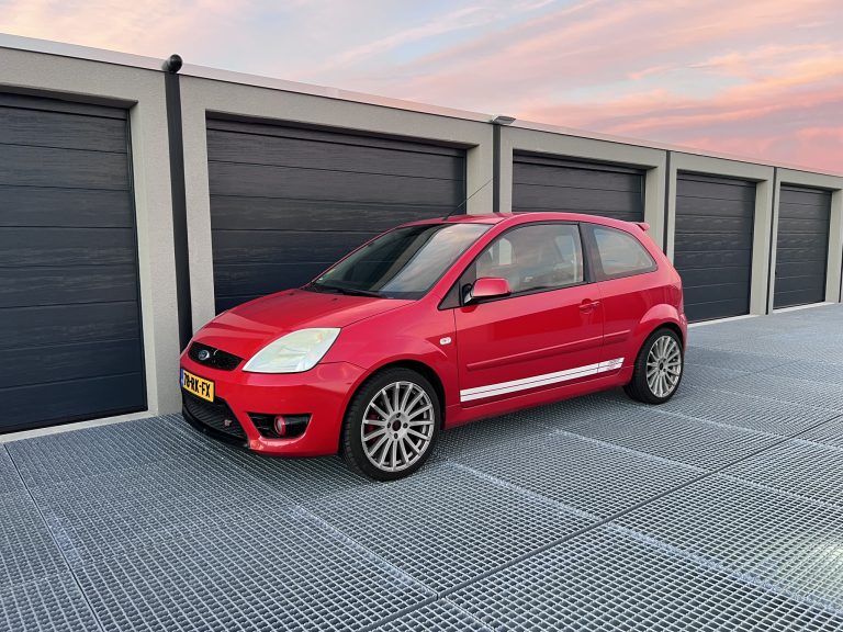 Ford Fiesta ST 2.0 16V voor een rij garageboxen