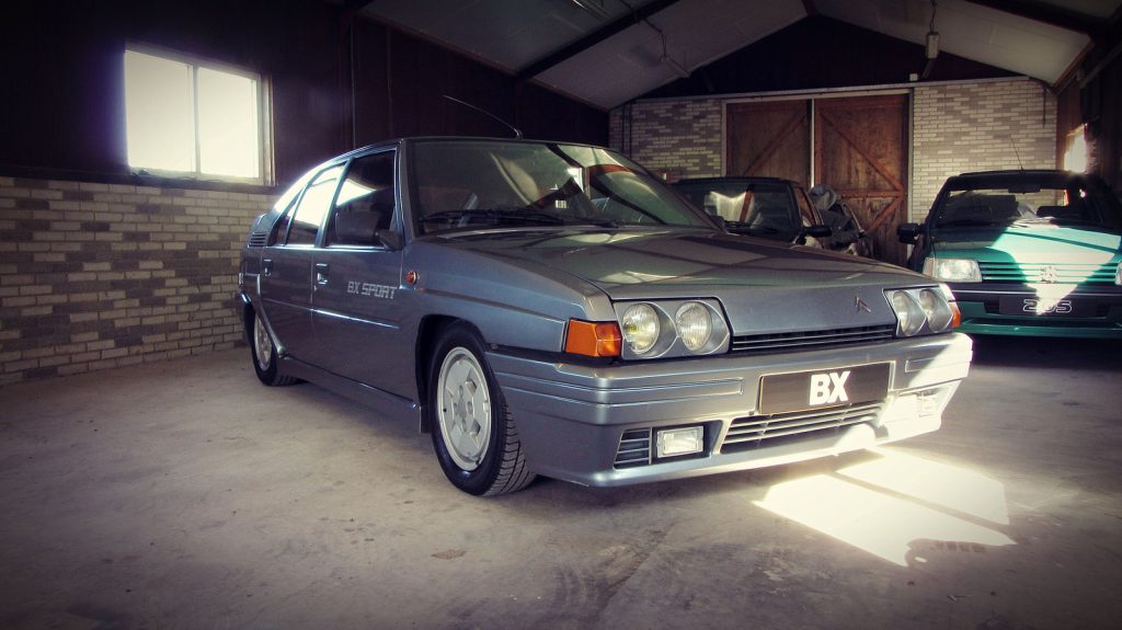 Citroën BX Sport, driekwart van voren tegen een donkere gevel