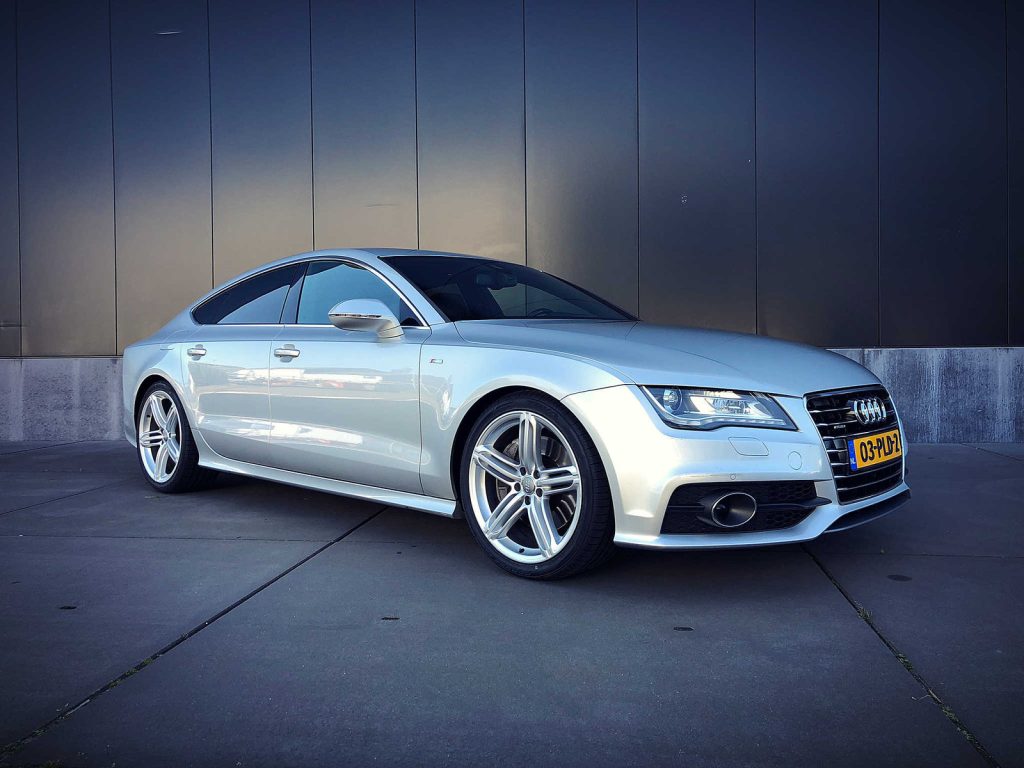 Audi A7 3.0 TFSI quattro S-Line, driekwart van voren tegen een donkere gevel