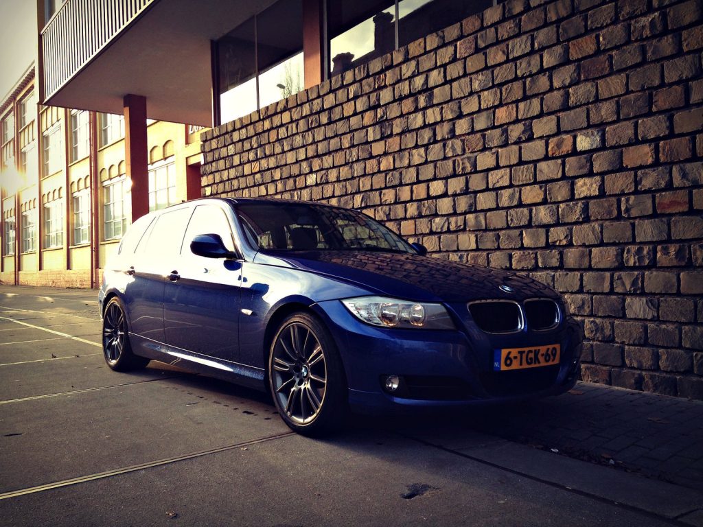 BMW 320d Touring (E91), driekwart van voren tegen een donkere gevel