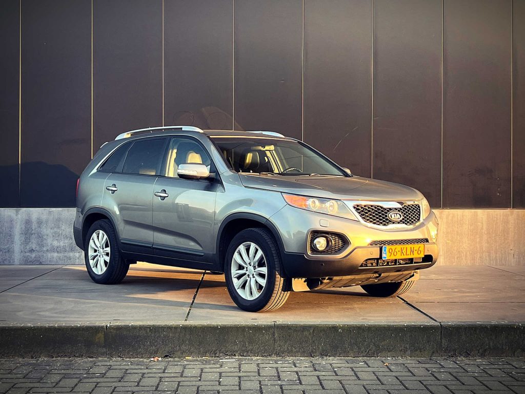 Kia Sorento 2.4 X-clusive, driekwart van voren tegen een donkere gevel