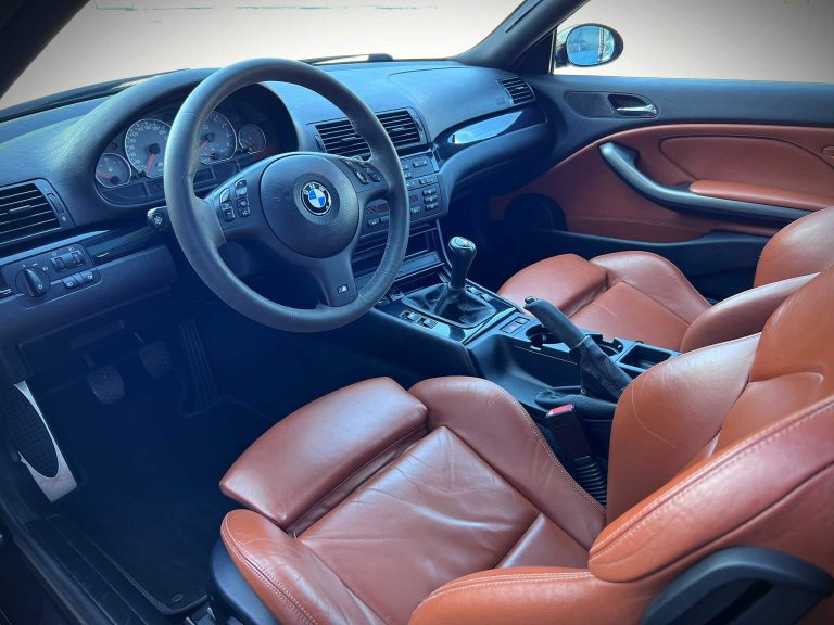 Interieur van de BMW M3 E46 met caramelkleurig leder en M-stuur