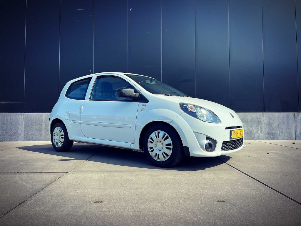 Renault Twingo 1.2 16V Yahoo!, driekwart van voren tegen een donkere gevel