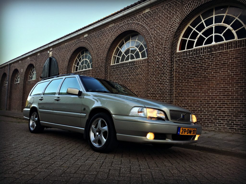Volvo V70 2.4 BiFuel, driekwart van voren tegen een donkere gevel