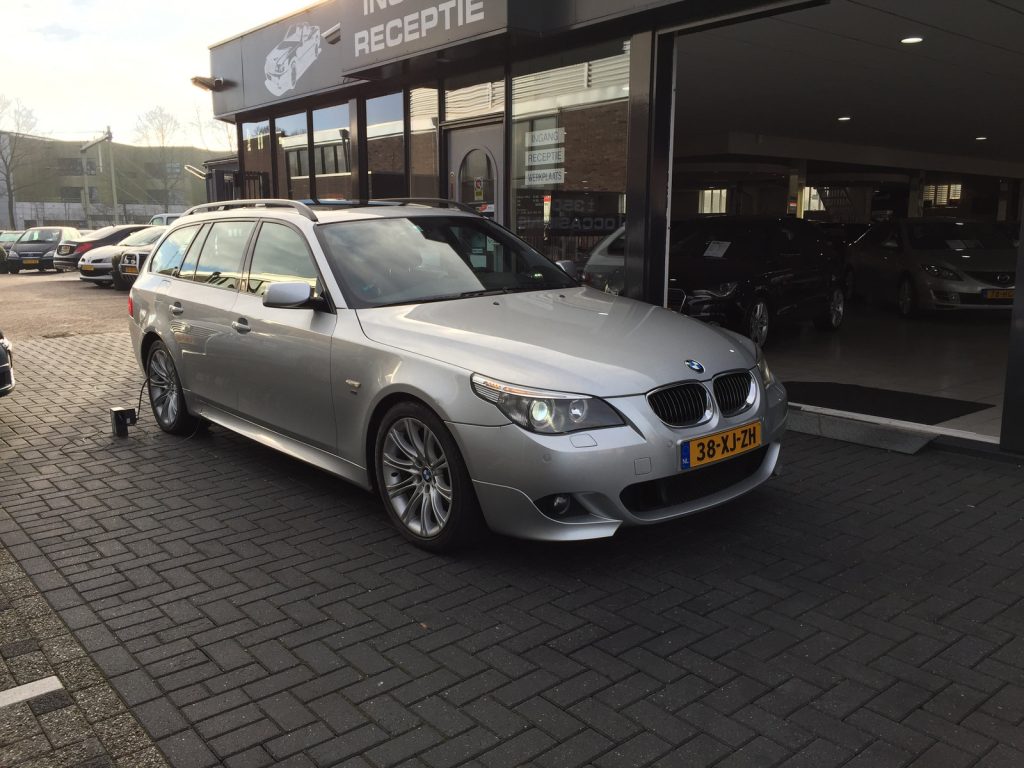 BMW 525d Touring (E61) M-Sport, driekwart van voren tegen een donkere gevel