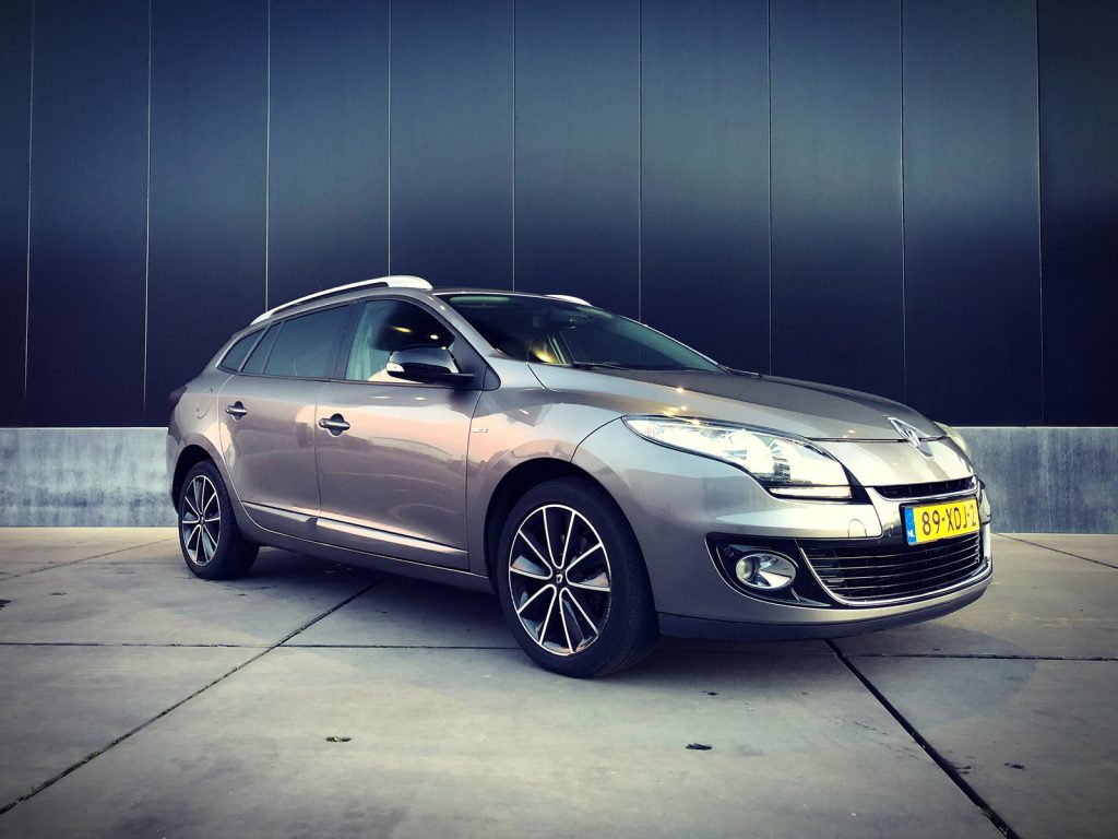 Renault Mégane Estate 1.5 dCi Bose, driekwart van voren tegen een donkere gevel