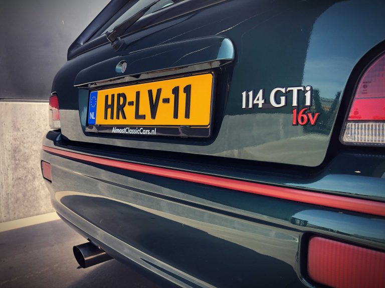 Achterklep met het 114 GTi 16v-embleem