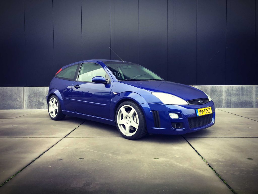 Ford Focus RS, driekwart van voren tegen een donkere gevel