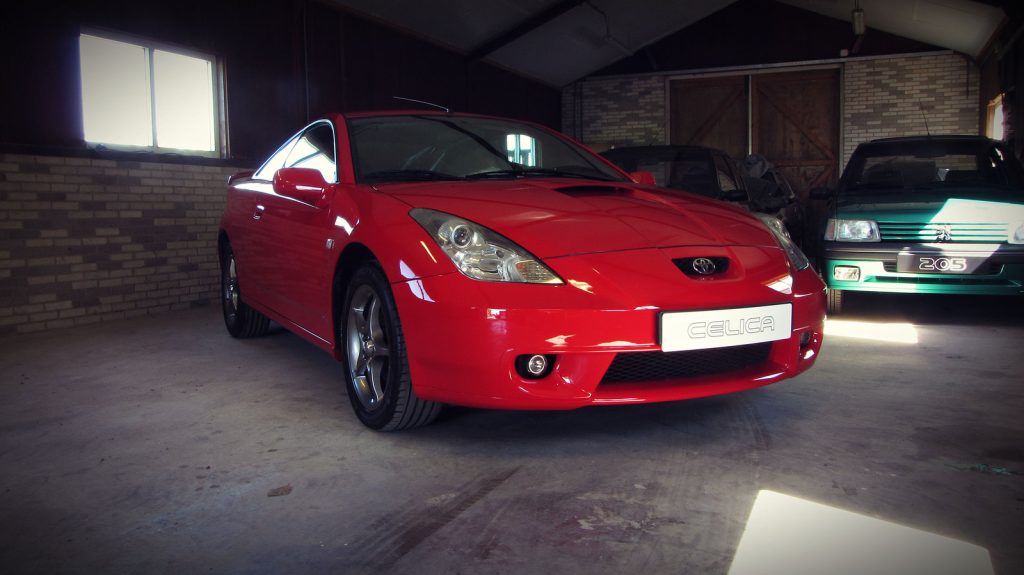 Toyota Celica 1.8 16v VVTL-i T Sport (192pk), driekwart van voren tegen een donkere gevel