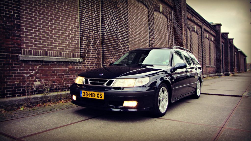 Saab 9-5 Estate 2.3T Sports Edition, driekwart van voren tegen een donkere gevel