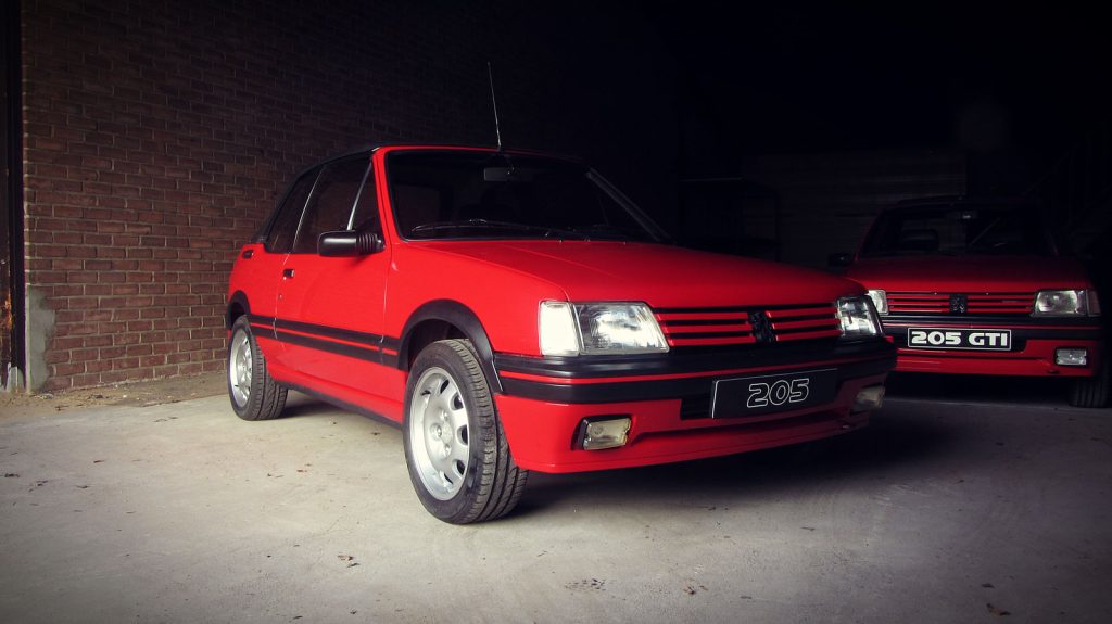Peugeot 205 CTI 1.9, driekwart van voren tegen een donkere gevel