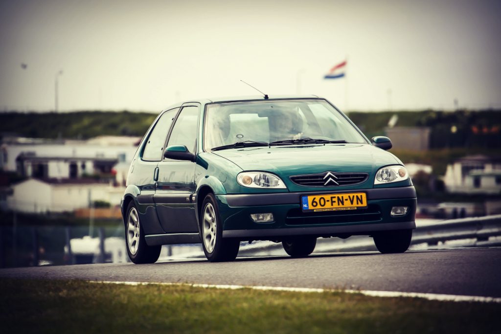 Citroën Saxo VTS 1.6 16V, driekwart van voren tegen een donkere gevel
