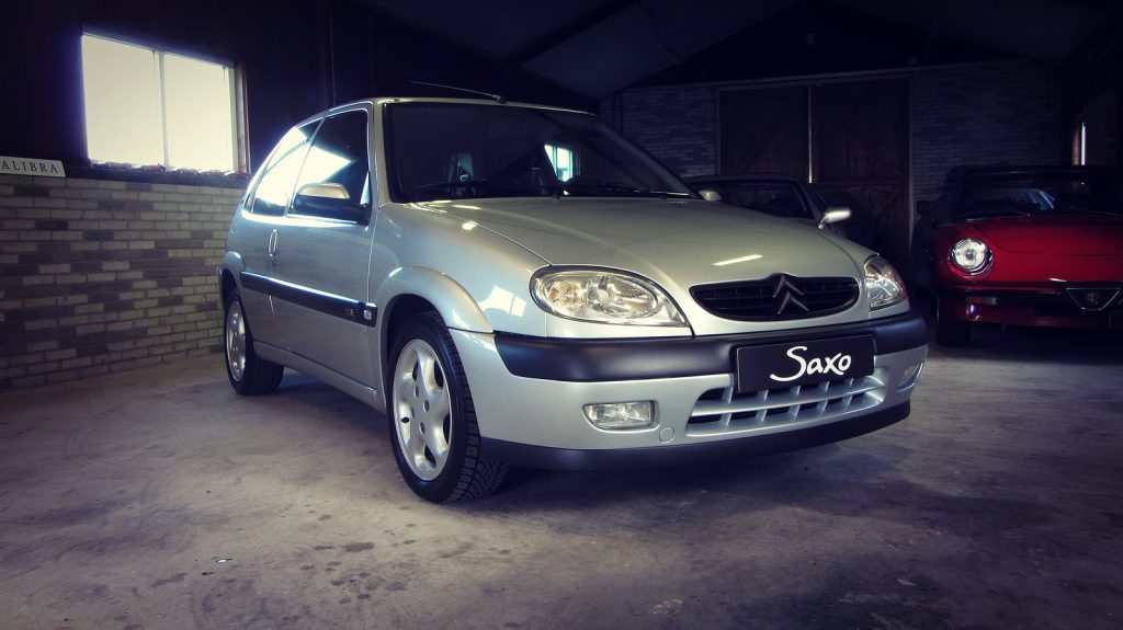 Citroën Saxo VTS 1.6 16V, driekwart van voren tegen een donkere gevel