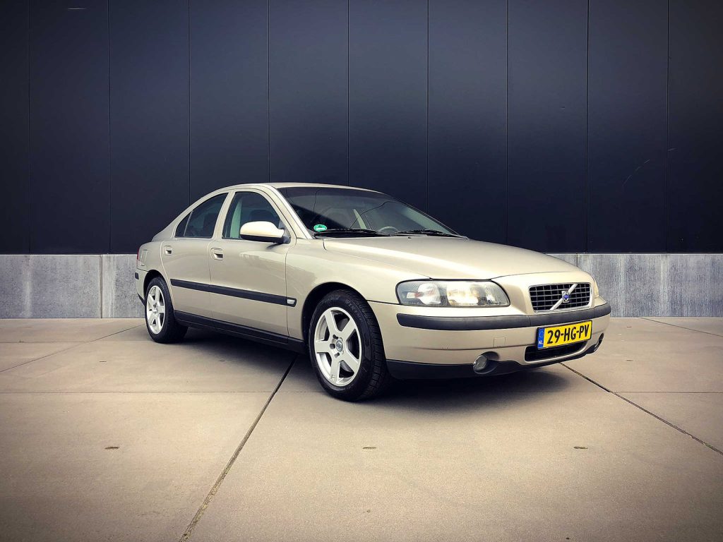 Volvo S60 2.4 T, driekwart van voren tegen een donkere gevel