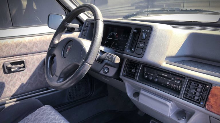 Dashboard en stuur van de Rover 114 GTi