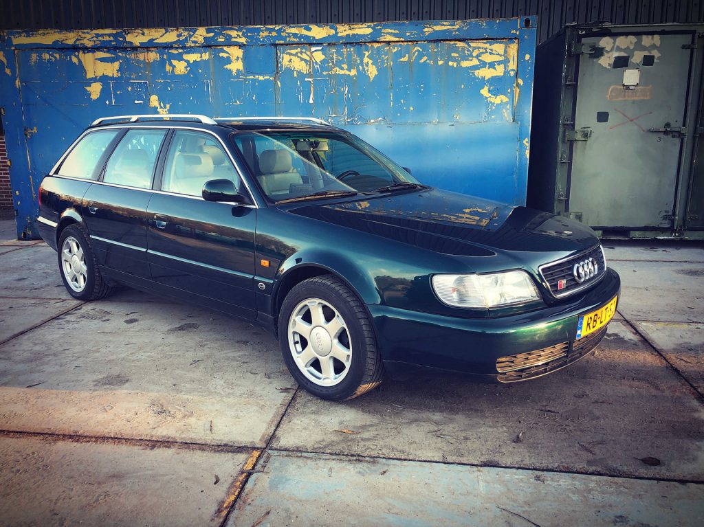 Audi S6 Avant 4.2 V8 Quattro, driekwart van voren tegen een donkere gevel