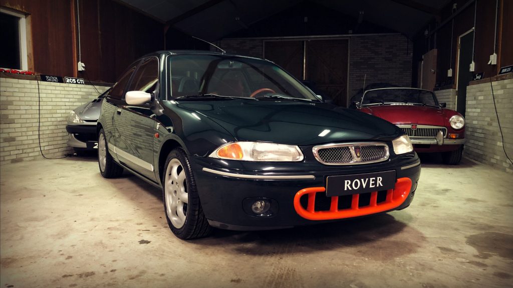 Rover 200 BRM, driekwart van voren tegen een donkere gevel
