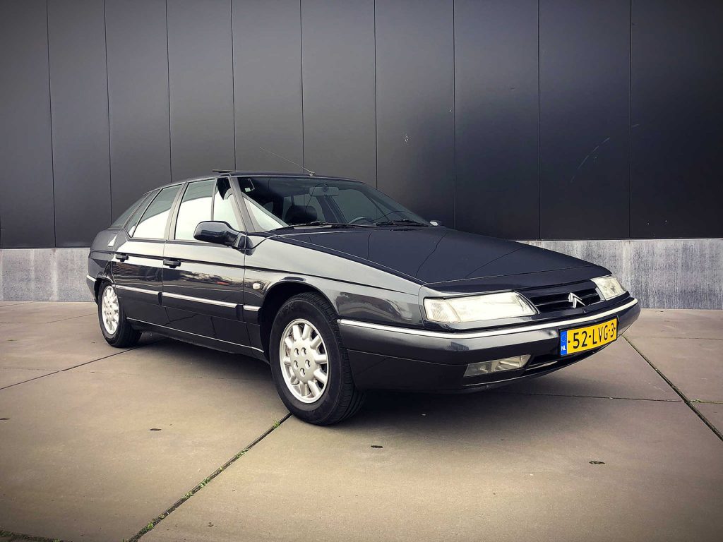 Citroën XM 3.0i V6 24V Aut. Exclusive, driekwart van voren tegen een donkere gevel