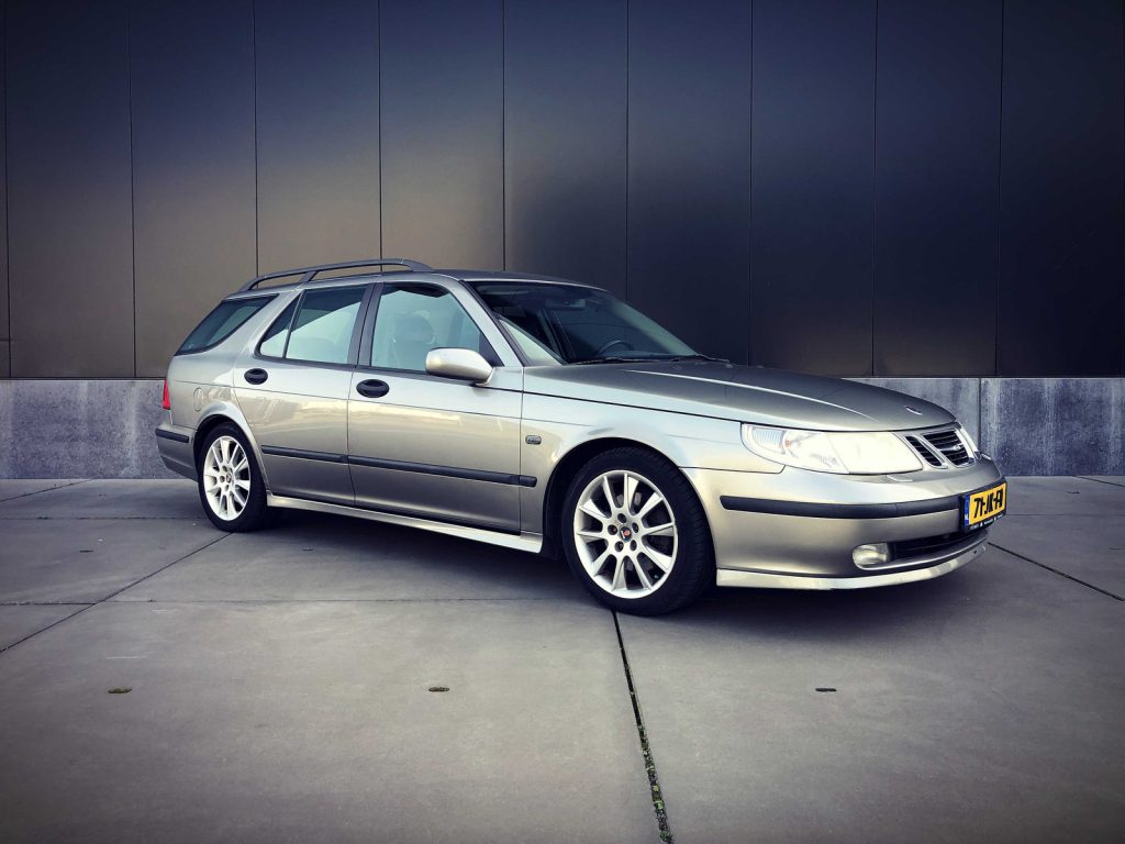 Saab 9-5 Aero, driekwart van voren tegen een donkere gevel