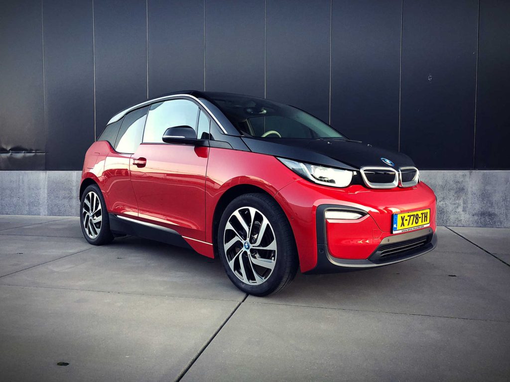 BMW i3 120Ah, driekwart van voren tegen een donkere gevel