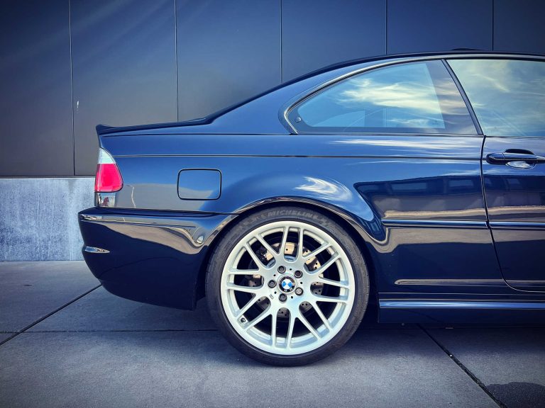 Achterwiel en achterflank van de BMW M3 E46