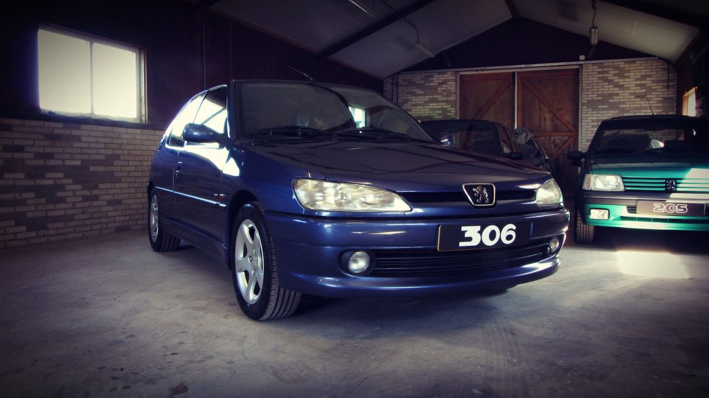 Peugeot 306 GTI 6 (167pk), driekwart van voren tegen een donkere gevel