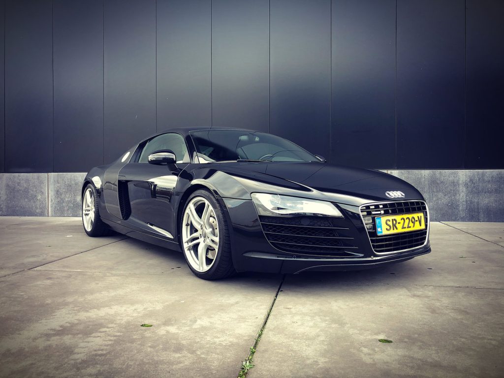 Audi R8 4.2 V8, driekwart van voren tegen een donkere gevel
