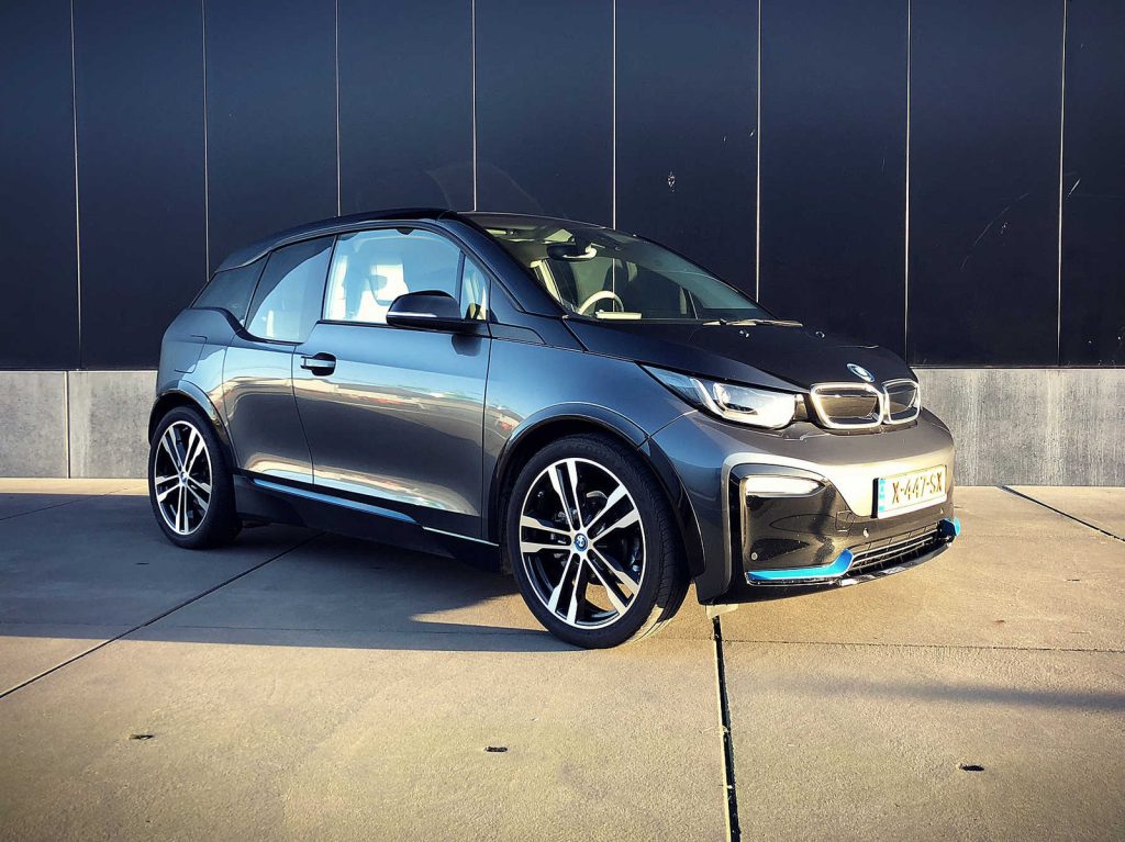 BMW i3s 120Ah, driekwart van voren tegen een donkere gevel