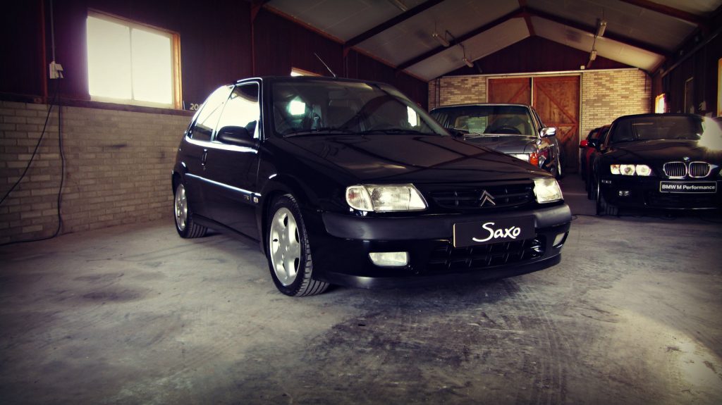 Citroën Saxo VTS 1.6 16V, driekwart van voren tegen een donkere gevel