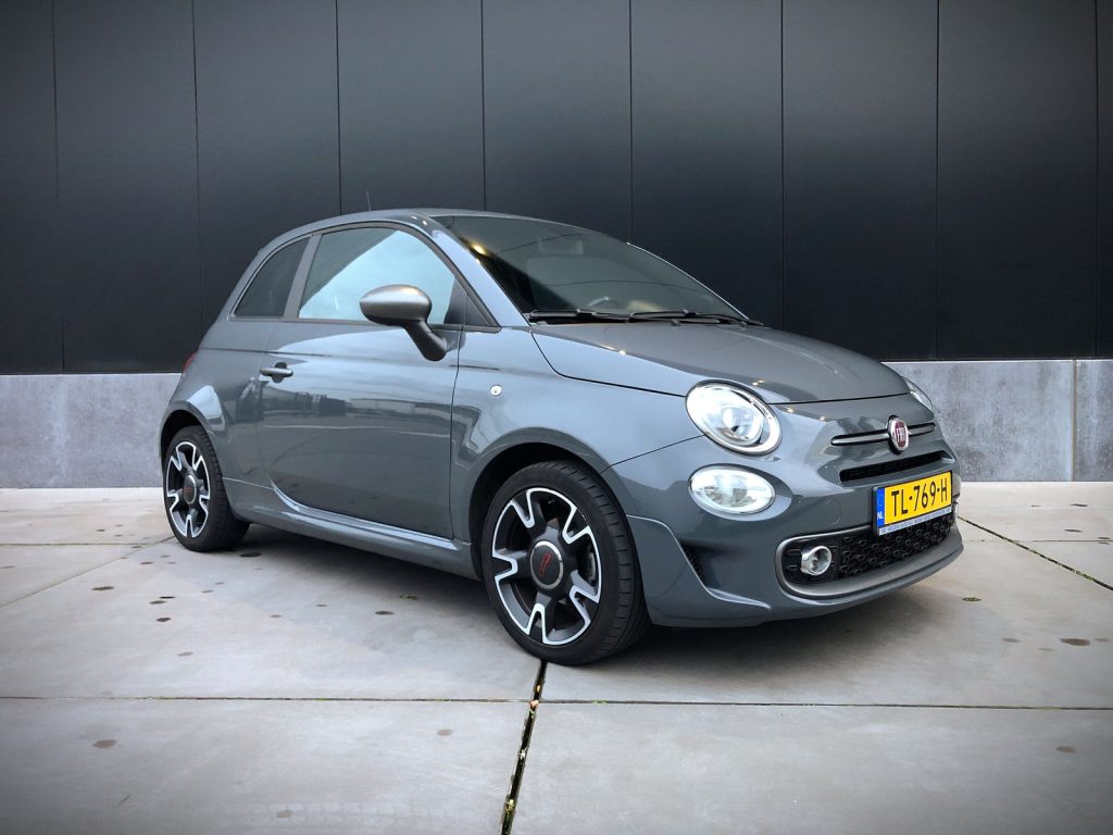 Fiat 500 Sport TwinAir Turbo, driekwart van voren tegen een donkere gevel