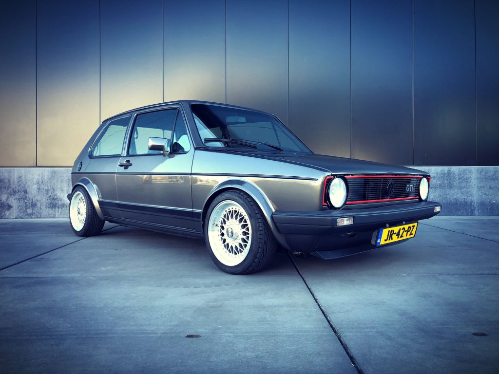 Volkswagen Golf GTI 1.8 tegen de donkere gevel