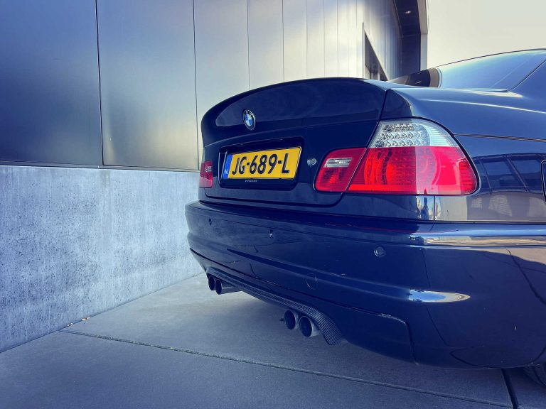 Achterzijde van de BMW M3 E46 met vier uitlaatpijpen