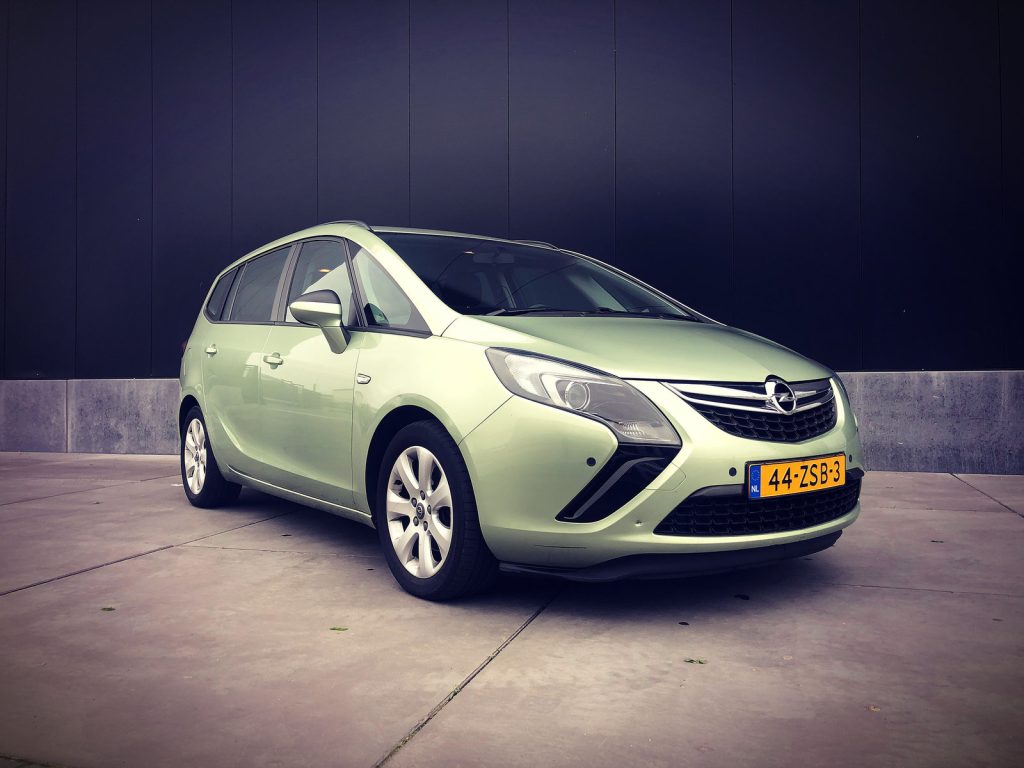 Opel Zafira 1.4 Turbo, driekwart van voren tegen een donkere gevel