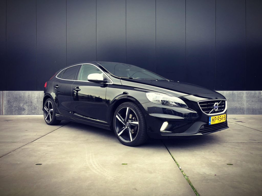Volvo V40 R-Design D2 2.0 120pk, driekwart van voren tegen een donkere gevel