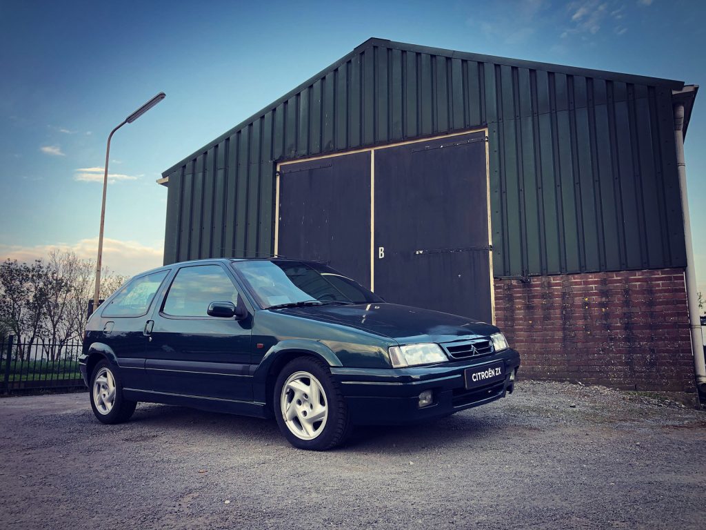 Citroën ZX 16V (167pk), driekwart van voren tegen een donkere gevel